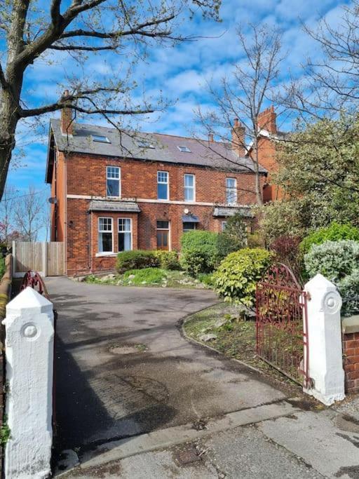 The Hot Tub Townhouse By Holiday Heim Lytham St Annes Buitenkant foto