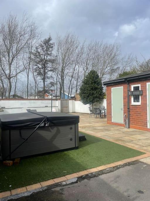The Hot Tub Townhouse By Holiday Heim Lytham St Annes Buitenkant foto