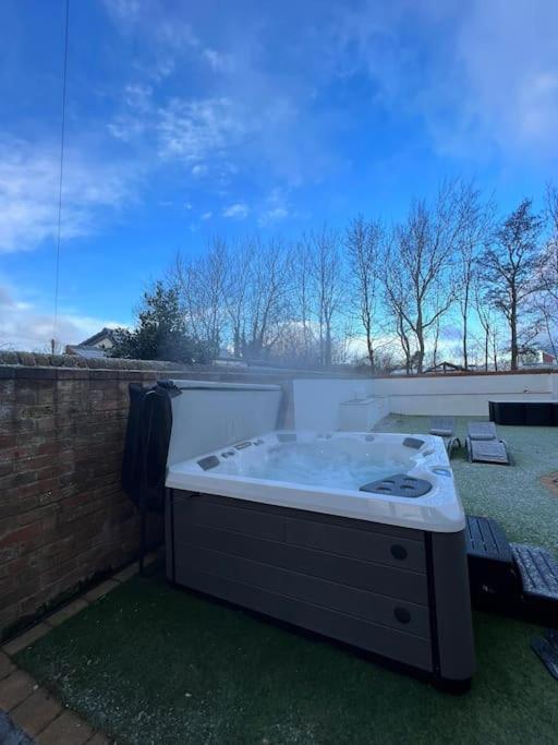 The Hot Tub Townhouse By Holiday Heim Lytham St Annes Buitenkant foto